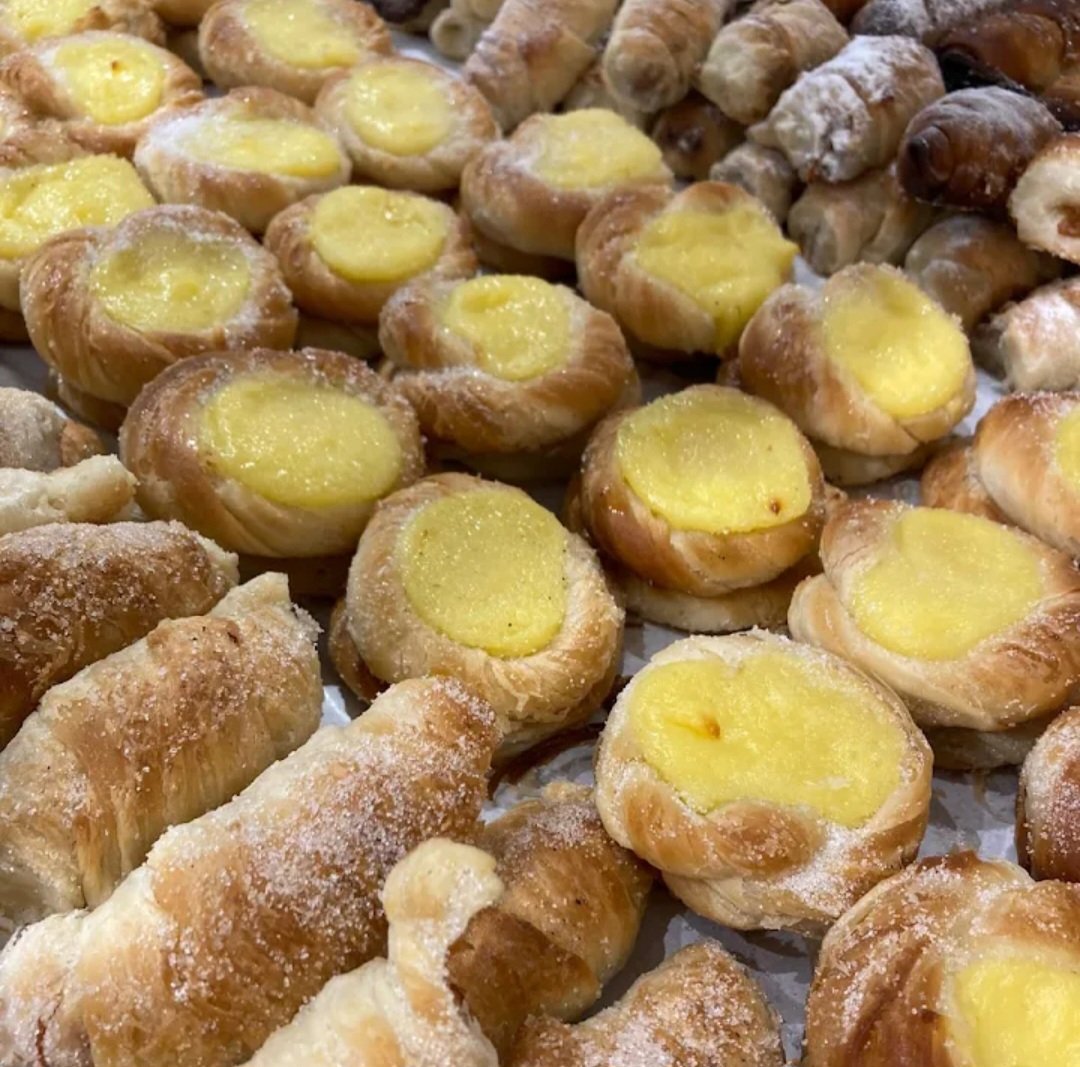 victorlarreguii's tweet photo. OTRA QUE SE VA, UNA PENA, OTRO SIMBOLO POR EL CAMINO. Cerró sus puertas Panadería La Covadonga, de 26 de Marzo entre Buxareo y Osorio. Todo exquisito, 76 de superación y decenas de personas desocupadas. 
#Montevideo #pan #panaderías #lacovadonga . https://t.co/72SBcu0GR7
