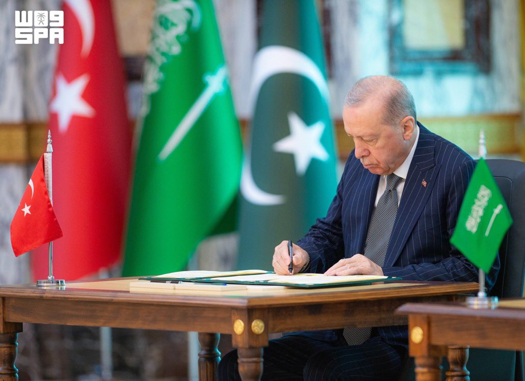 salahalghaydan's tweet photo. من مكة المكرمة ومن جوار الحرم المكّي الشريف ❤️

السعودية وتركيا وباكستان يرسمون ملامح مرحلة جديدة من التعاون والدفاع المشترك.

مكانٌ له رمزيته.. واتفاقٌ له ثقله.. وصورةٌ ستبقى في ذاكرة السياسة. https://t.co/k9Yo6aBUy2