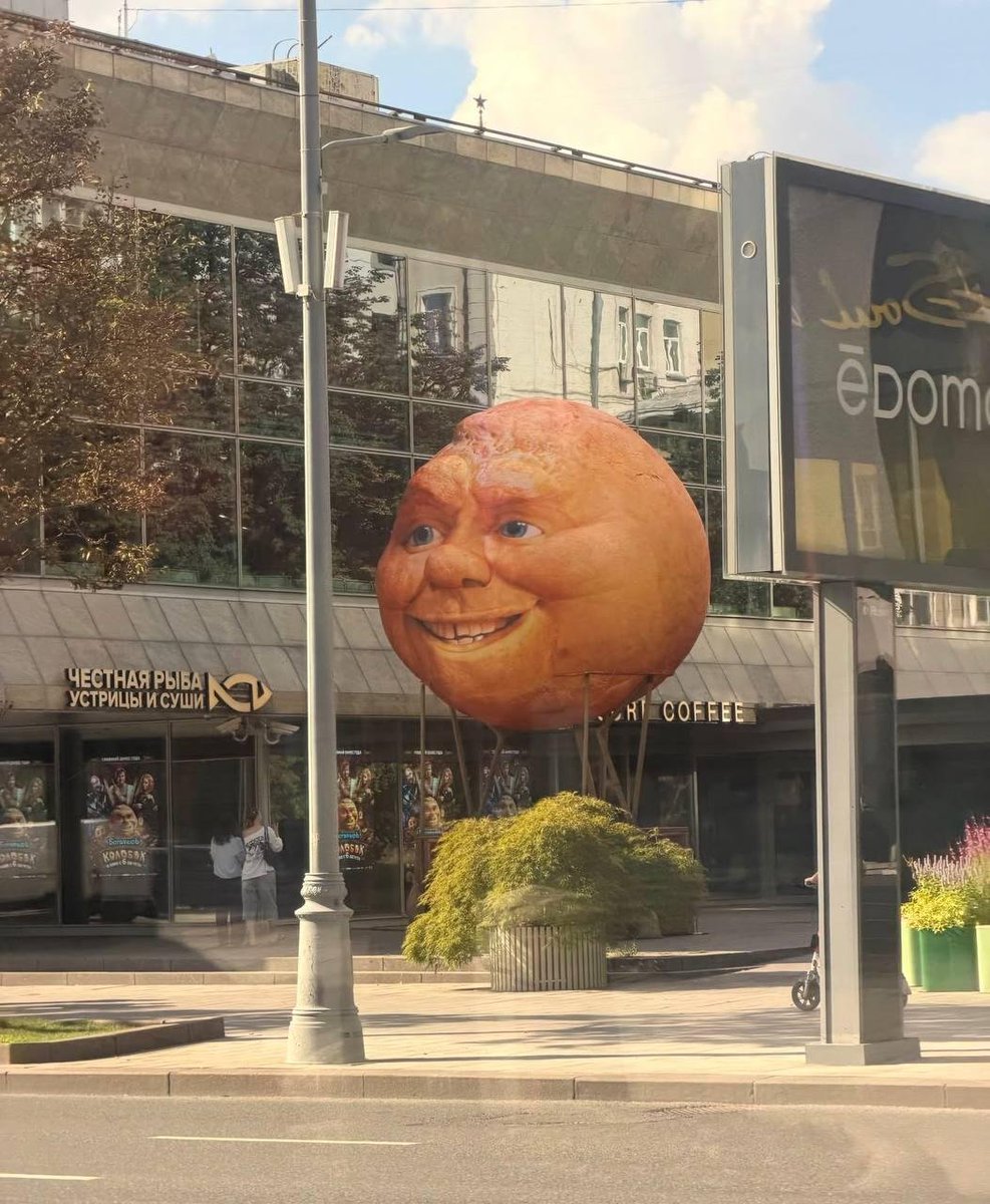 ki2zyp's tweet photo. @OBot321 I just love how they canceled the premiere of the new Spider-Man I was waiting for in Russia and replaced it with Kolobok 😭😭😭💔 https://t.co/raFQA2jdEB