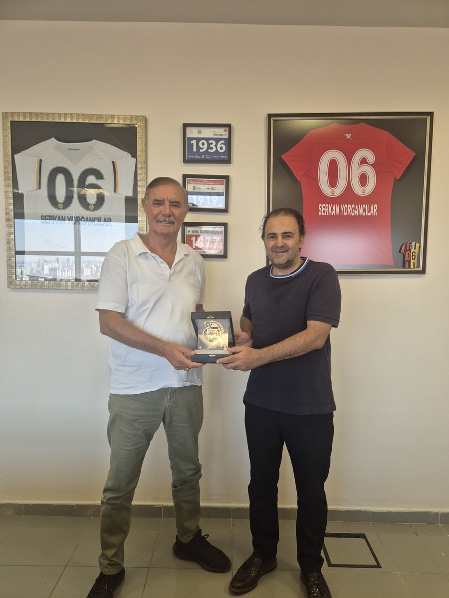 babakazim42's tweet photo. Sevgili kardeşim Ankara Büyükşehir Belediyesi Gençlik ve Spor Daire başkanı
 Doç.Dr.Serkan Yorgancılar'ı makamında ziyaret ettim.
Akademisyen Yazar ve Bürokrat kimliğiyle vatan ve millet Sevdalısı kardeşime hediyesi için teşekkür ediyorum.
Allah yolunu açık etsin inşallah. https://t.co/aXDnmVlqvD