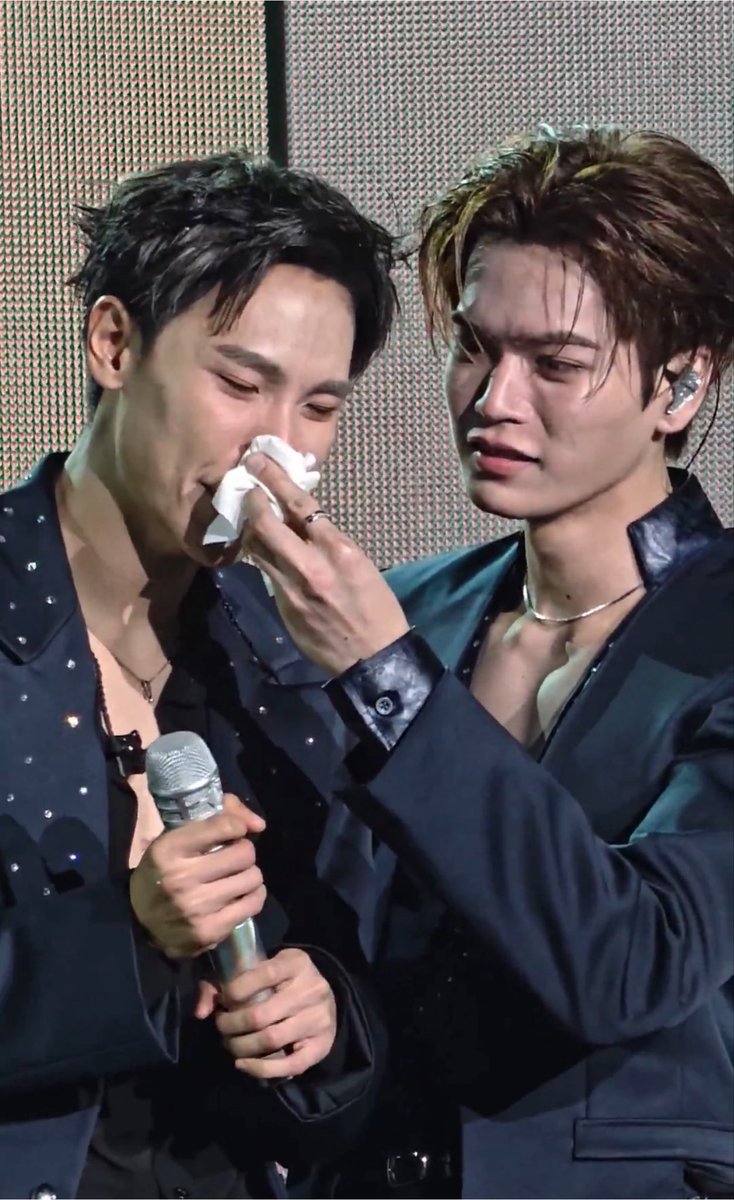 qteerak's tweet photo. shinerise fancon vs sunnymoon concert 🥺💔

JUNIORMARK ONCE SUNNYMOON
#JuniorMarkConcertD1 https://t.co/AZeGDwt41V