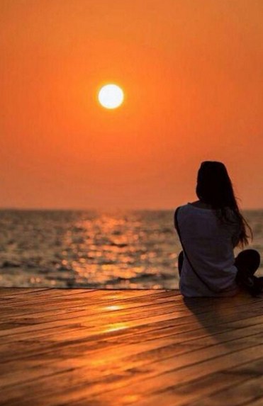 AlmaaBuu's tweet photo. Painting my world yellow today because I'm feeling happy / Lệ https://t.co/3qju7DPPOw