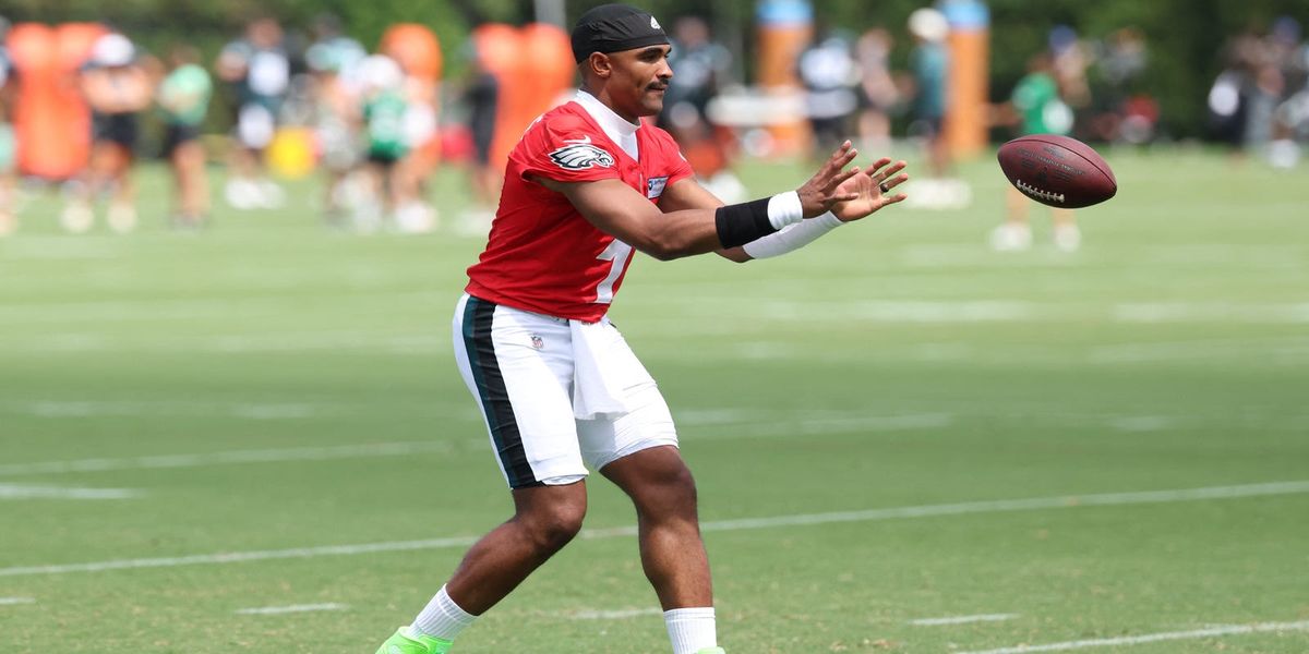 TheEaglesWire's tweet photo. Howie Roseman praised Jalen Hurts’ resilience and leadership but offered no indication that a new Eagles deal is imminent

📸 Bill Streicher, IMAGN IMAGES via Reuters Connect https://t.co/PlO1X9Bqrp https://t.co/V0f4NIao1U