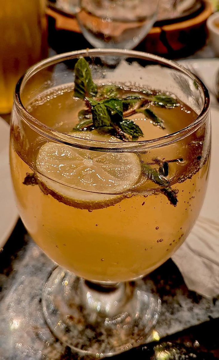 AhsanSpeak's tweet photo. پیشِ خدمت ہے۔۔۔۔۔۔ 🍋🌿🥤❤️
#MintMojito #LemonMint #RefreshingDrink https://t.co/FIrWPaSwpF