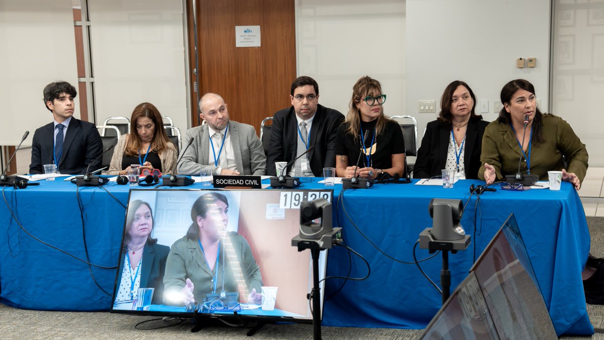 CIDH's tweet photo. #196PeríodoCIDH | #CIDHAudiencias | #Venezuela: Situación de los #DerechosHumanos 

👉🏽 Organizaciones y víctimas señalaron que, pese a algunas excarcelaciones y una mayor visibilidad de la sociedad civil después del 3 de enero de 2026, persisten detenciones arbitrarias por motivos políticos, restricciones al espacio cívico, falta de independencia judicial, deficientes condiciones de reclusión e impunidad. Solicitaron a la #CIDH dar seguimiento a los espacios de diálogo en curso, mantener a las víctimas y la sociedad civil en el centro del proceso e insistir en la realización de una visita in loco. 

👉🏽 La #CIDH indicó que los anuncios y reformas deben evaluarse mediante resultados verificables, como el cese de las detenciones arbitrarias, la ampliación del espacio cívico, el fortalecimiento de la independencia judicial y el acceso de las víctimas a la justicia. Reafirmó que continuará monitoreando la situación y dejó constancia de que el Estado fue convocado, pero no respondió ni participó en la audiencia. 

Ve la audiencia aquí: https://t.co/RFkshwLgDx
