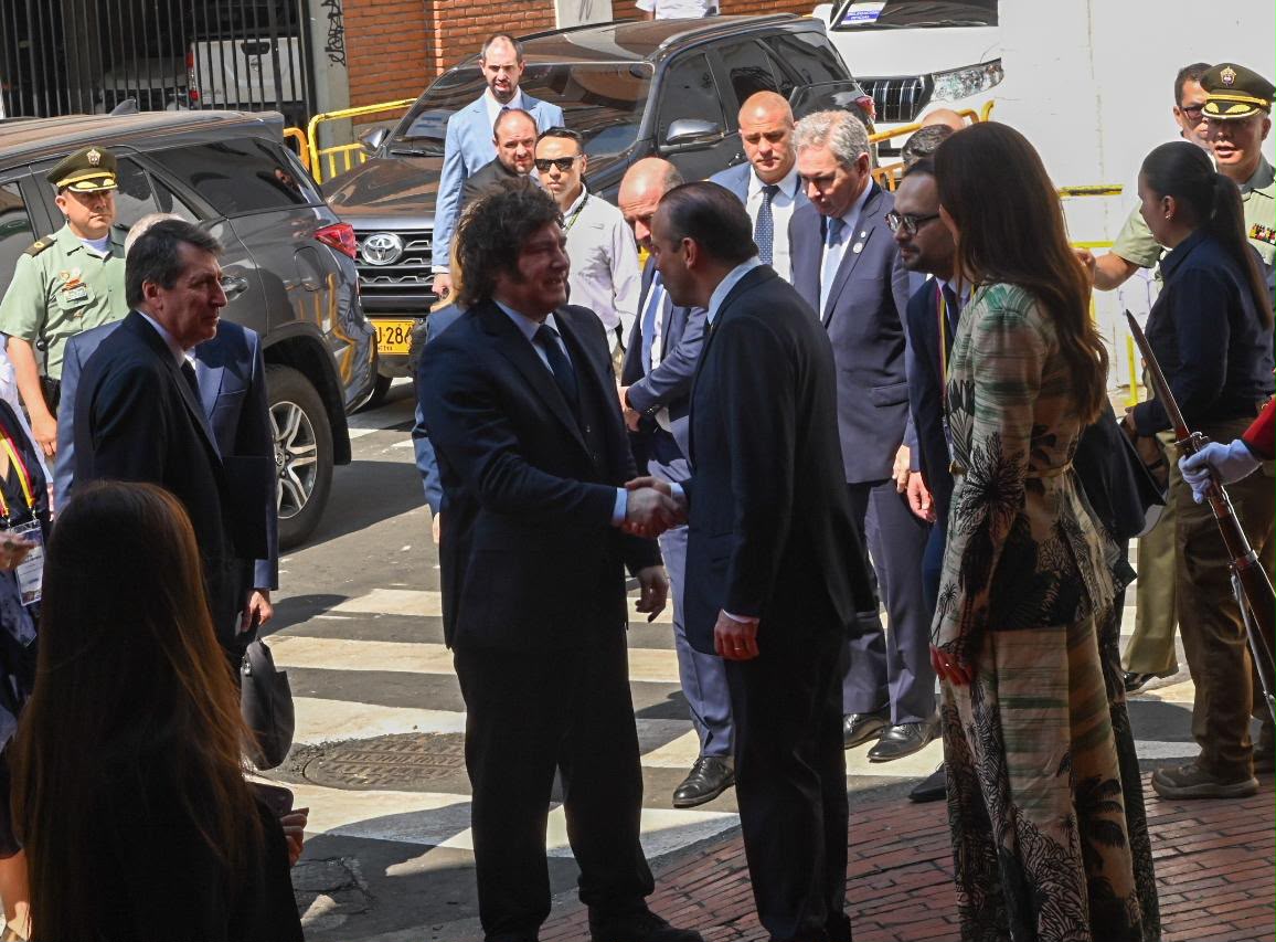 ELTIEMPO's tweet photo. El alcalde Alejandro Eder recibió, junto a su esposa, la gestora social Taliana Vargas, en el edificio de la antigua FES hoy sede alterna de la Presidencia de la República en Cali, al rey Felipe VI de España y al presidente de la República Argentina, Javier Milei, quienes participan en la histórica posesión presidencial que se realiza este 7 de agosto.