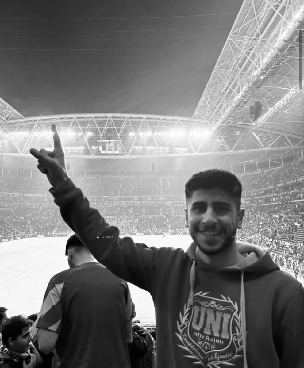 uauni17eylul_'s tweet photo. ADIN HEP DİLİMİZDE,
YERİN HEP KALBİMİZDE!

Merhum Hüseyin Boz kardeşimizi seneidevriyesinde sevgi, saygı ve rahmetle anıyoruz. Mekanı cennet, kabri nurlar içinde olsun inşAllah.

#ultrAslanUNI https://t.co/iFCJvV67CL