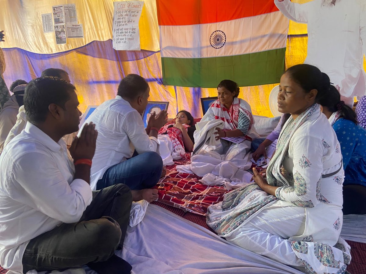 sunilprasad885's tweet photo. पूर्वी सिंहभूम जिला कांग्रेस का प्रतिनिधिमंडल रांची जयराम सिंह मुंडा स्टेडियम धरना स्थल पहुंचाJPSC और JSSC परीक्षाओं में हो रहे अनियमिता के विरोध में अनशन कर रहे छात्र रूपेश,सबिता कुमारी,हबीबा उम्मा और राहुल से बातचीत कर उनका हाल-चाल जाना और उनके आंदोलन को अपना नैतिक समर्थन दिया https://t.co/HN3vdZcLOH