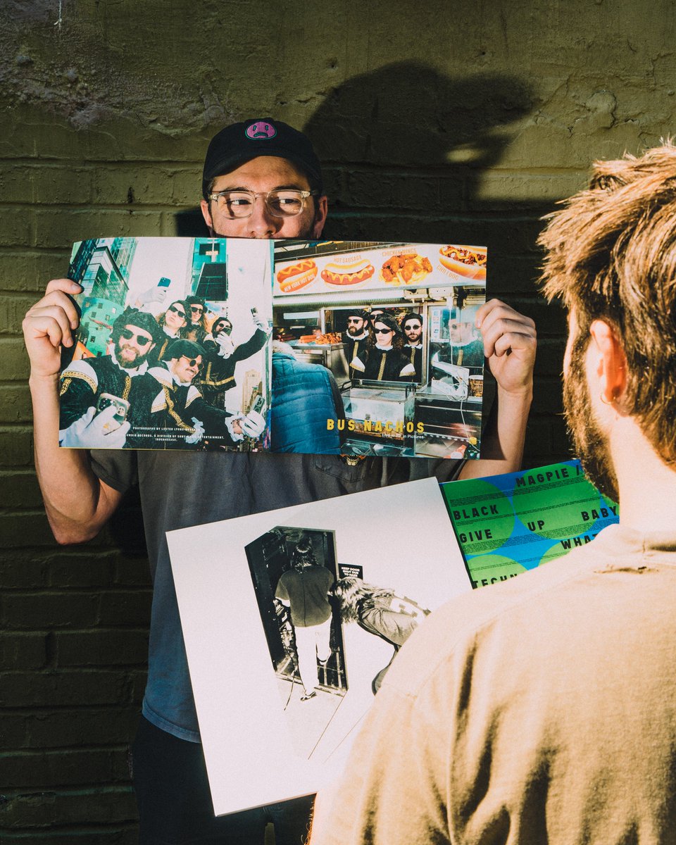 peachpitmusic's tweet photo. Live in 25 vinyl ships today (including the “BUS NACHOS” photobook by @‌lesterllh), and we have a few new things up on our web store: a Live in 25 hoodie, two tees and a double-sided (signed) limited edition Live in 25 poster 💫

https://t.co/9CEGZJ49mI https://t.co/TZQvcP8fBl