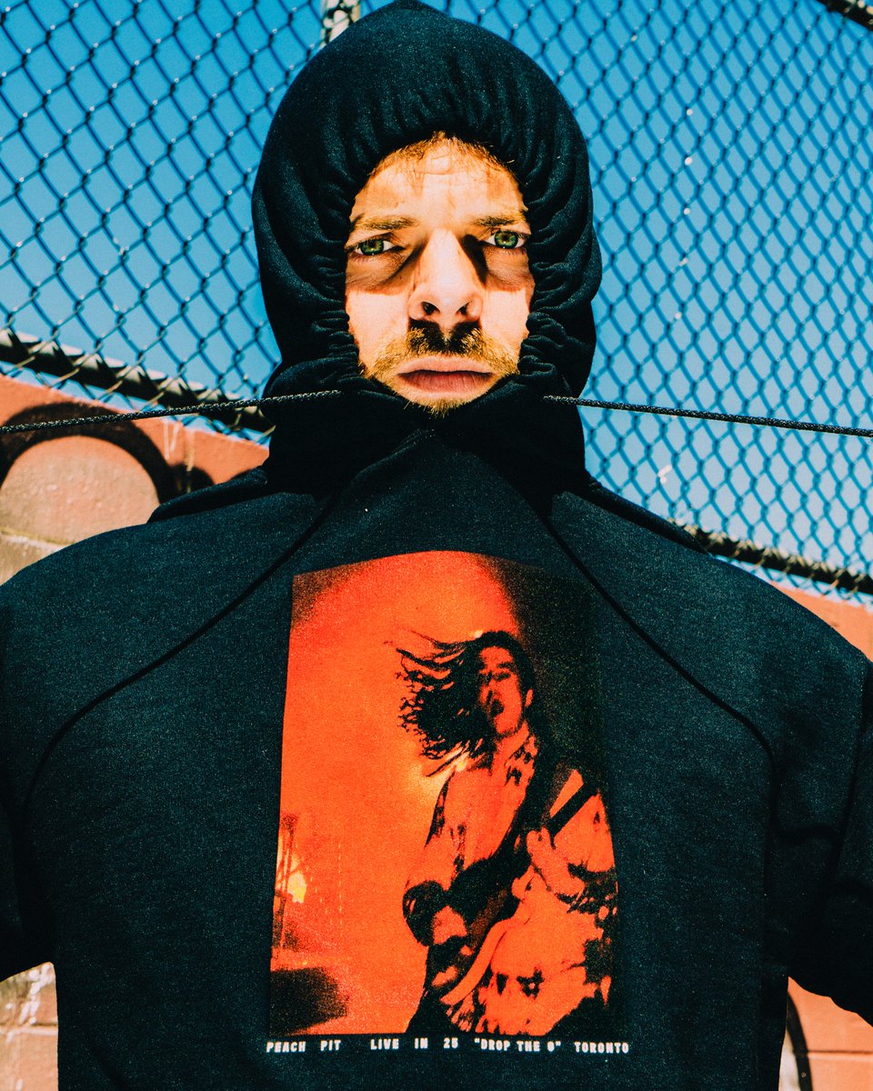 peachpitmusic's tweet photo. Live in 25 vinyl ships today (including the “BUS NACHOS” photobook by @‌lesterllh), and we have a few new things up on our web store: a Live in 25 hoodie, two tees and a double-sided (signed) limited edition Live in 25 poster 💫

https://t.co/9CEGZJ49mI https://t.co/TZQvcP8fBl