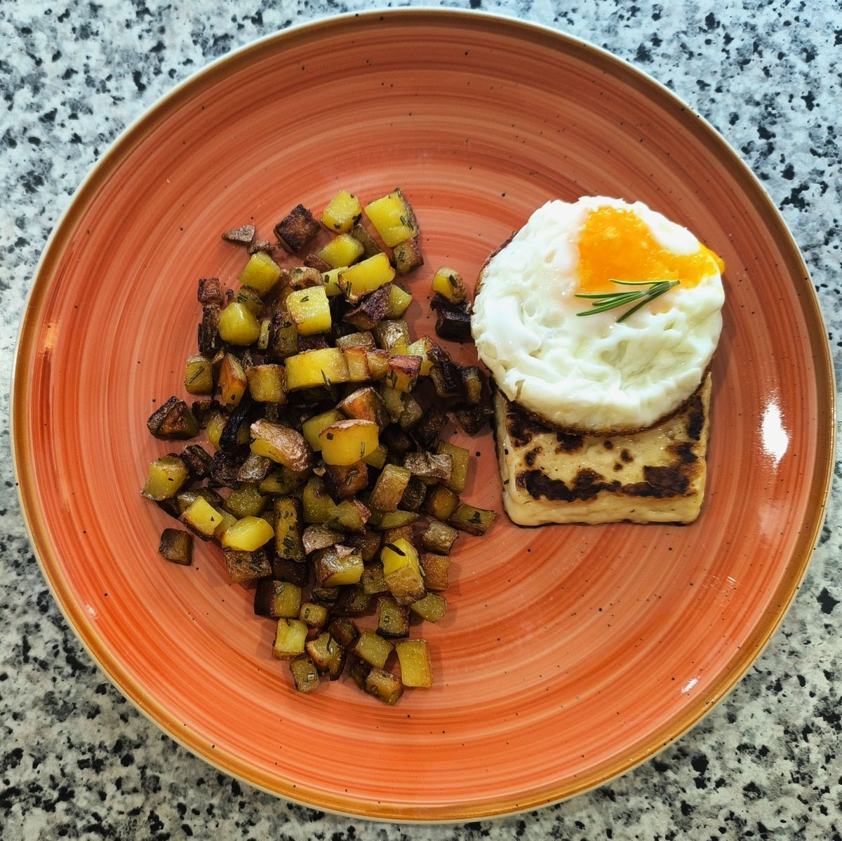 MikeKocht's tweet photo. Heurige #Erdäpfel (#Kartoffel) mit #Rosmarin - beides knusprig gebraten - sind schon alleine ein Genuss.
#Halloumi und ein #Spiegelei sind da nur "Nebendarsteller"
Fleischlos, einfach, günstig und soooooooo gut!

https://t.co/w2TxqJRoaF https://t.co/ilQVV7m2nG