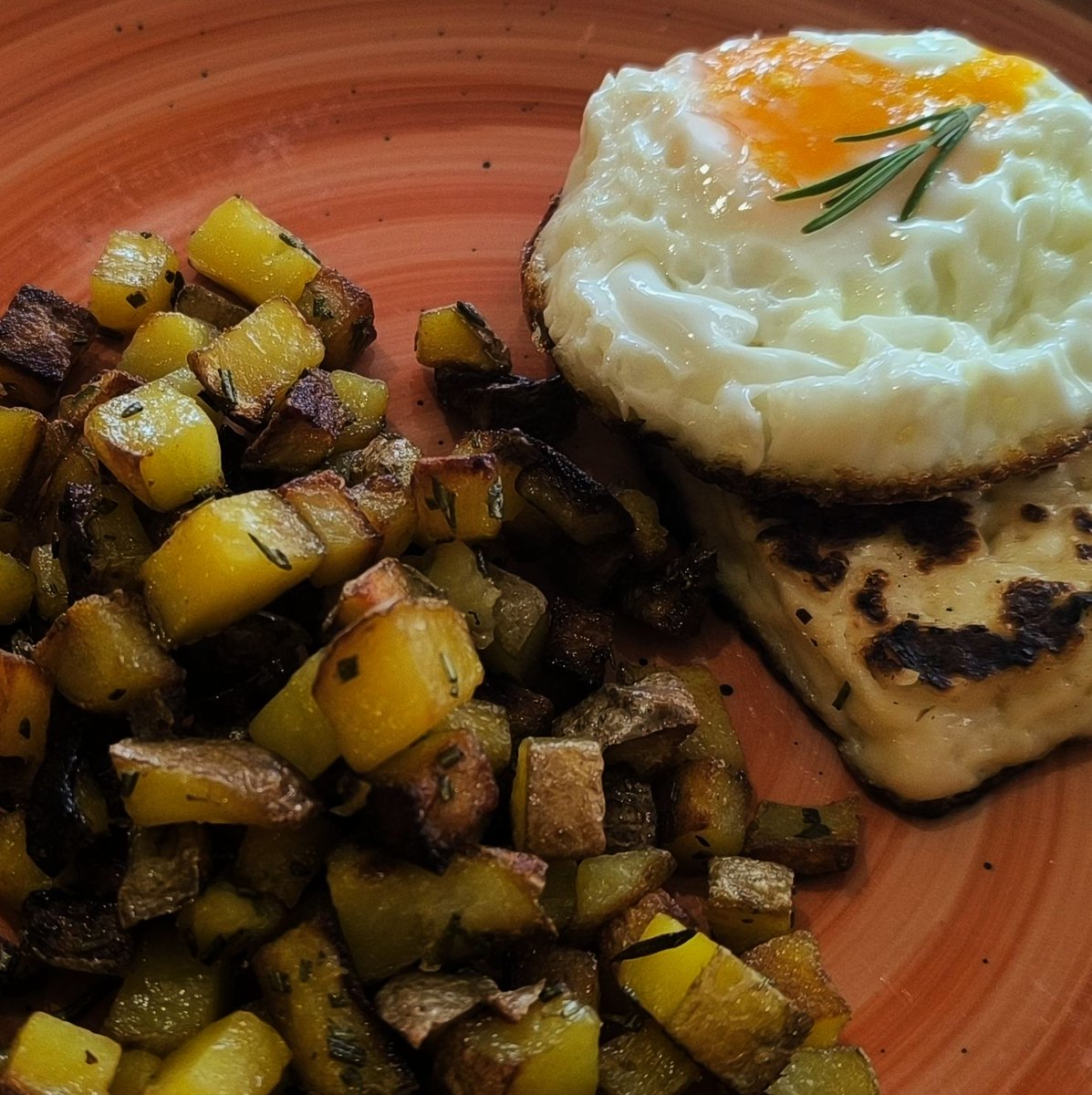 MikeKocht's tweet photo. Heurige #Erdäpfel (#Kartoffel) mit #Rosmarin - beides knusprig gebraten - sind schon alleine ein Genuss.
#Halloumi und ein #Spiegelei sind da nur "Nebendarsteller"
Fleischlos, einfach, günstig und soooooooo gut!

https://t.co/w2TxqJRoaF https://t.co/ilQVV7m2nG