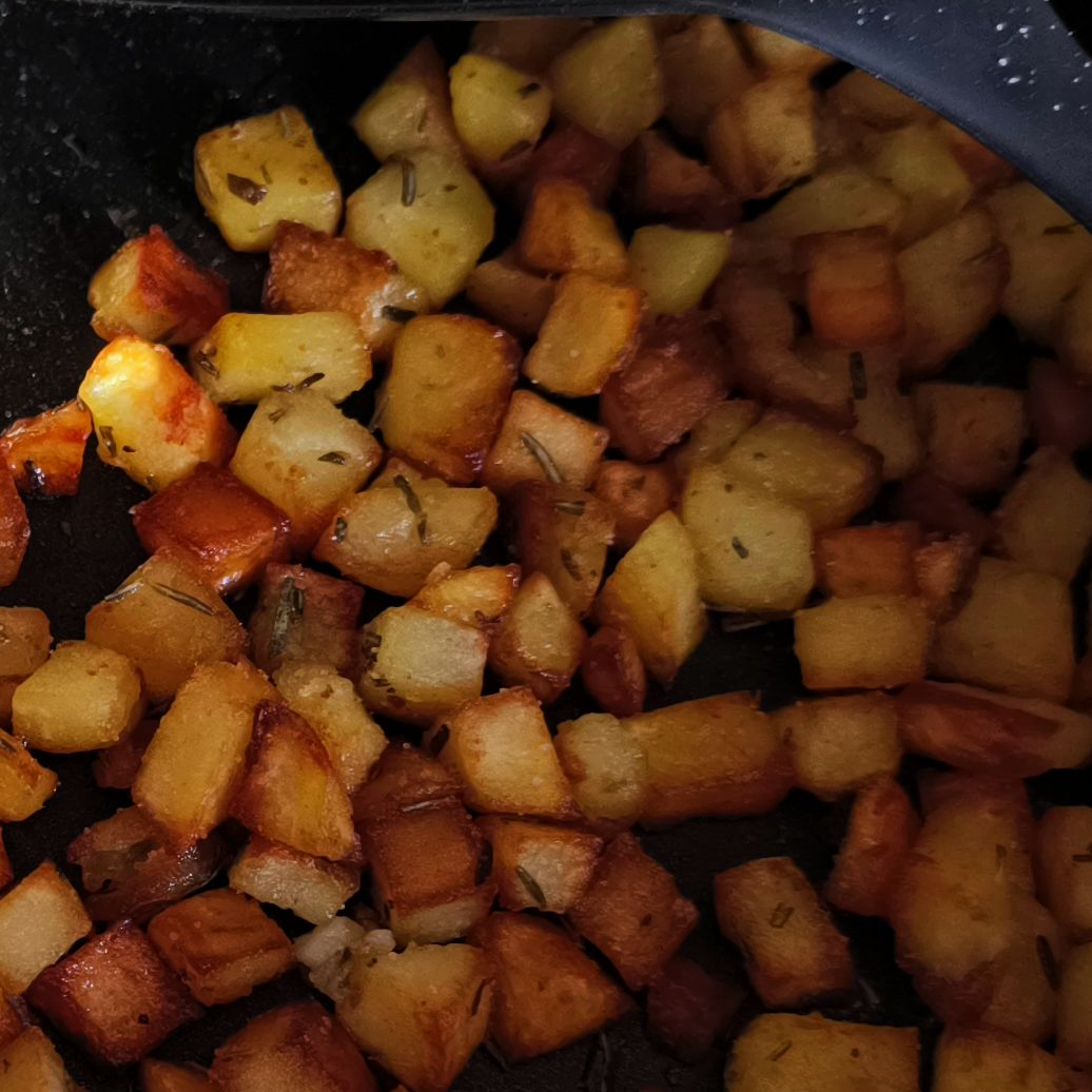 MikeKocht's tweet photo. Heurige #Erdäpfel (#Kartoffel) mit #Rosmarin - beides knusprig gebraten - sind schon alleine ein Genuss.
#Halloumi und ein #Spiegelei sind da nur "Nebendarsteller"
Fleischlos, einfach, günstig und soooooooo gut!

https://t.co/w2TxqJRoaF https://t.co/ilQVV7m2nG