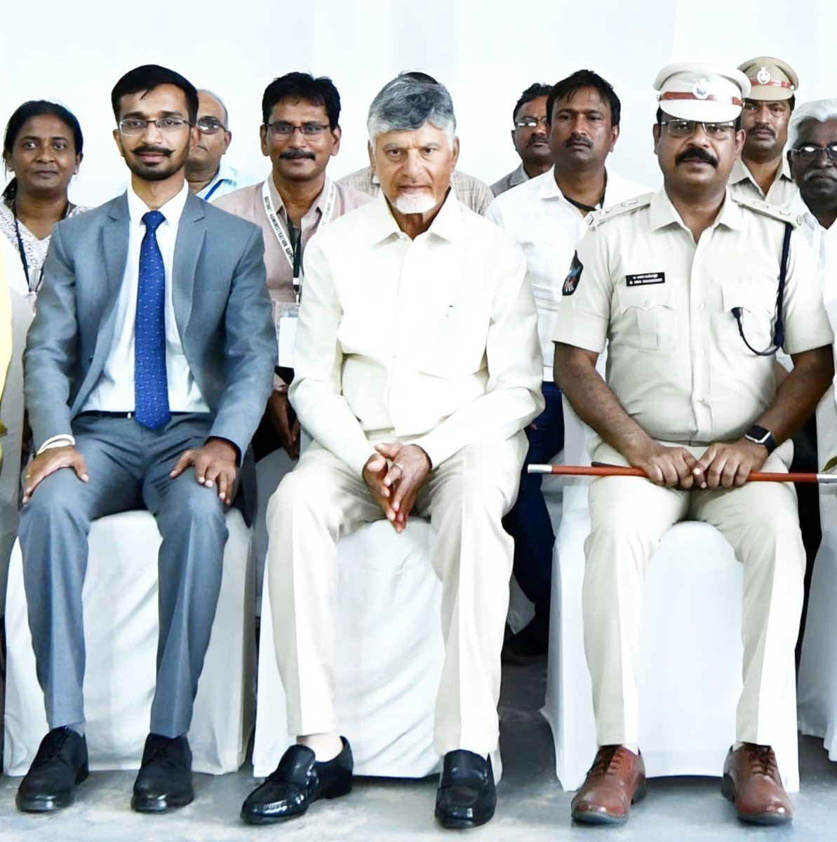 Umamaheswar3699's tweet photo. చేనేత దినోత్సవాన్ని పురస్కరించుకుని బాపట్ల జిల్లా కొత్తపేట గ్రామంలో నిర్వహించిన నేతన్న సేవలో కార్యక్రమానికి విచ్చేసిన గౌరవ సీఎం శ్రీ చంద్రబాబు సార్ తో మేము, జిల్లా కలెక్టర్ శ్రీ వి. వినోద్ కుమార్, ఐఏఎస్ గారు, ప్రజాప్రతినిధులు, అధికారులతో కలిసి గ్రూప్ ఫోటోలో  పాల్గొనడం జరిగింది. https://t.co/fq2MB8rTul