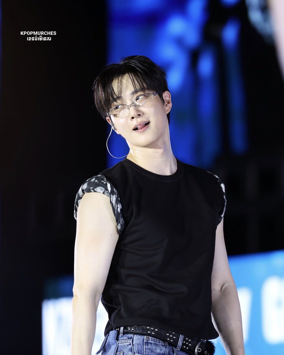 SUHOpixel's tweet photo. 🧵These stunning photos by kpopmurches on ig from SUHO’s concert in Cambodia✨✨ https://t.co/VSiN1ljuqW