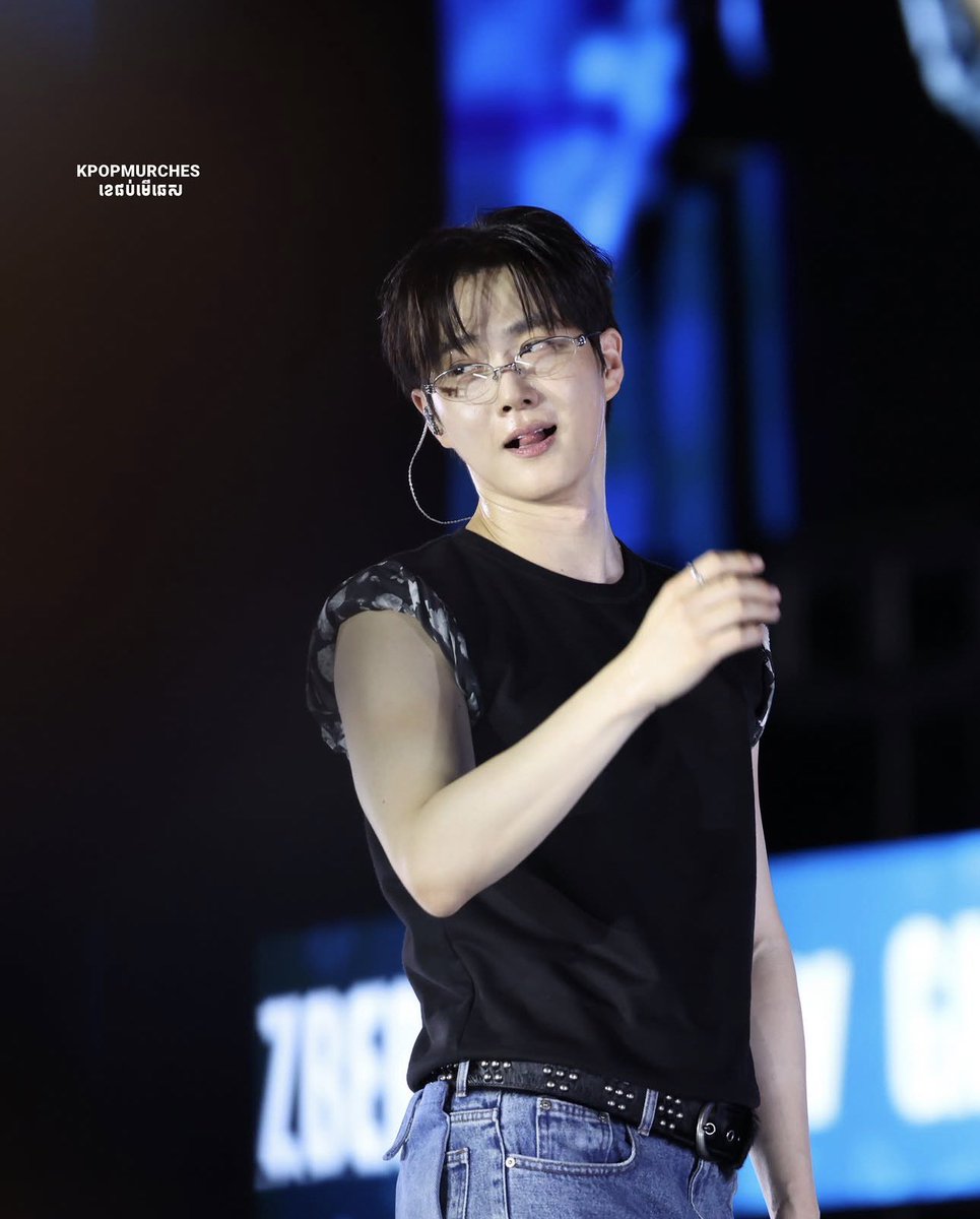SUHOpixel's tweet photo. 🧵These stunning photos by kpopmurches on ig from SUHO’s concert in Cambodia✨✨ https://t.co/VSiN1ljuqW