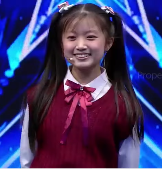 AndrianDokter's tweet photo. 8 Agustus 2022 - 8 Agustus 2026 (4 tahun lalu)
Fritzy tampil perdana di Indonesia's Got Talent 2022

"Kata guruku, sekolah adalah pintu menuju masa depan"
Rosa's said "Ini jkt48?"
Fritzy's answer "bukan"😅😅(ya emang belum gabung jkt48 kala itu)

Usiamu 14 tahun 11 hari
Sekarang udah 18 tahun 11 hari

Dapatkah kamu sebutkan sulap apa yang dimainkan Piji saat itu?😉
Papan tulis itu kunci jawabannya

Ingatkah kamu
@RFritzy_JKT48 ?