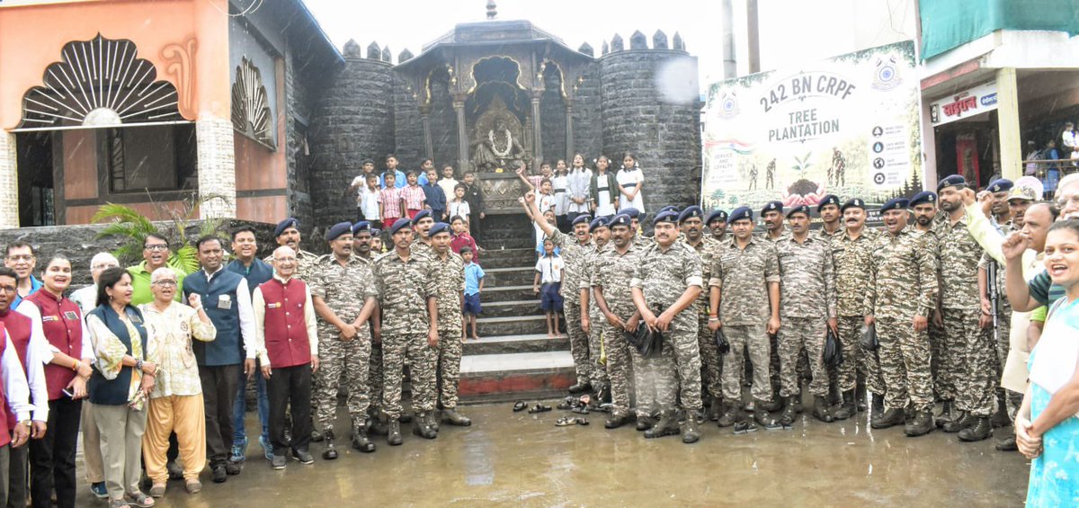 co242bncrpf's tweet photo. दिनांक 06/08/26 को 242 बटालियन, सीआरपीएफ के अधिकारी एवं जवानो की उपस्थिति तथा रोटरी क्लब पुणे एवं प्राथमिक स्कूल समिति ग्राम- साथे एवं ग्राम पंचायत सरपंच,  के सहयोग से ग्राम–साथे, पुणे (महाराष्ट्र) में वृहद वृक्षारोपण अभियान-2026 का आयोजन किया गया। @WSCRPF2016 @crpfkks @crpfindia https://t.co/3AlP0SweWh