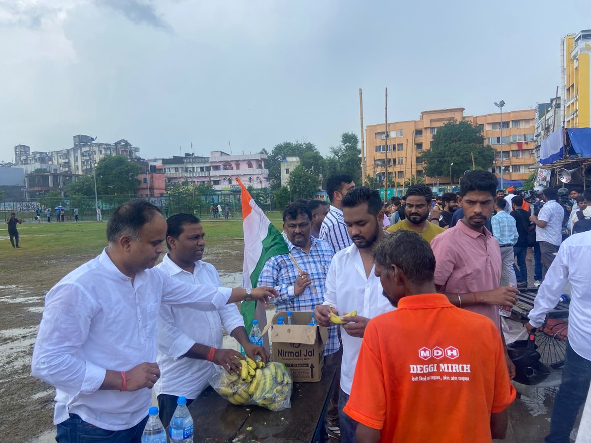 sunilprasad885's tweet photo. पूर्वी सिंहभूम जिला कांग्रेस का प्रतिनिधिमंडल रांची जयराम सिंह मुंडा स्टेडियम धरना स्थल पहुंचाJPSC और JSSC परीक्षाओं में हो रहे अनियमिता के विरोध में अनशन कर रहे छात्र रूपेश,सबिता कुमारी,हबीबा उम्मा और राहुल से बातचीत कर उनका हाल-चाल जाना और उनके आंदोलन को अपना नैतिक समर्थन दिया https://t.co/HN3vdZcLOH