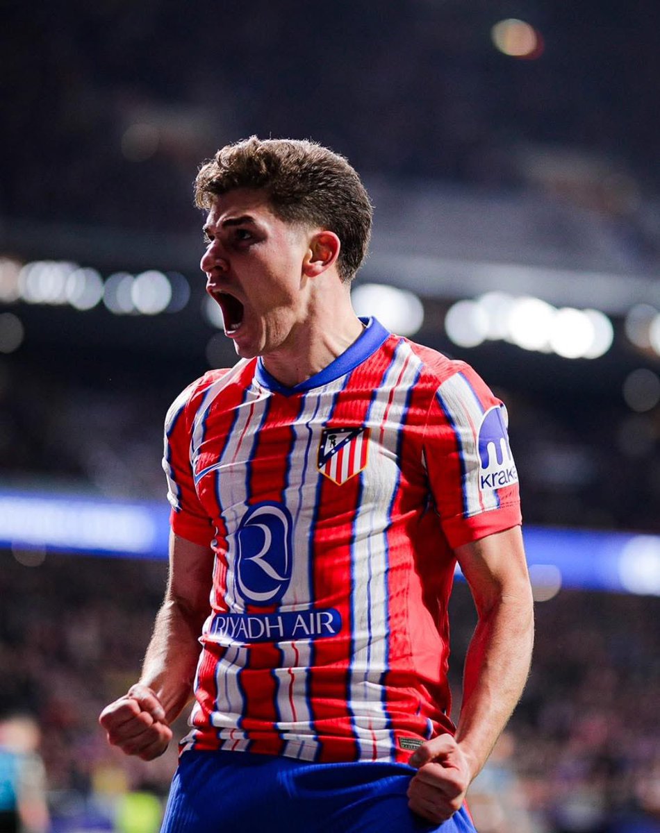 AlbicelesteTalk's tweet photo. 🚨 On Monday, there is a planned dialogue between Julián Álvarez and Cholo Simeone and what happens next will largely depend on that conversation. 

Simeone will then give the board his position on whether Julián should stay or be allowed to leave, based on what Julián tells him. @estebanedul 🔴⚪️🔵🔴🇦🇷