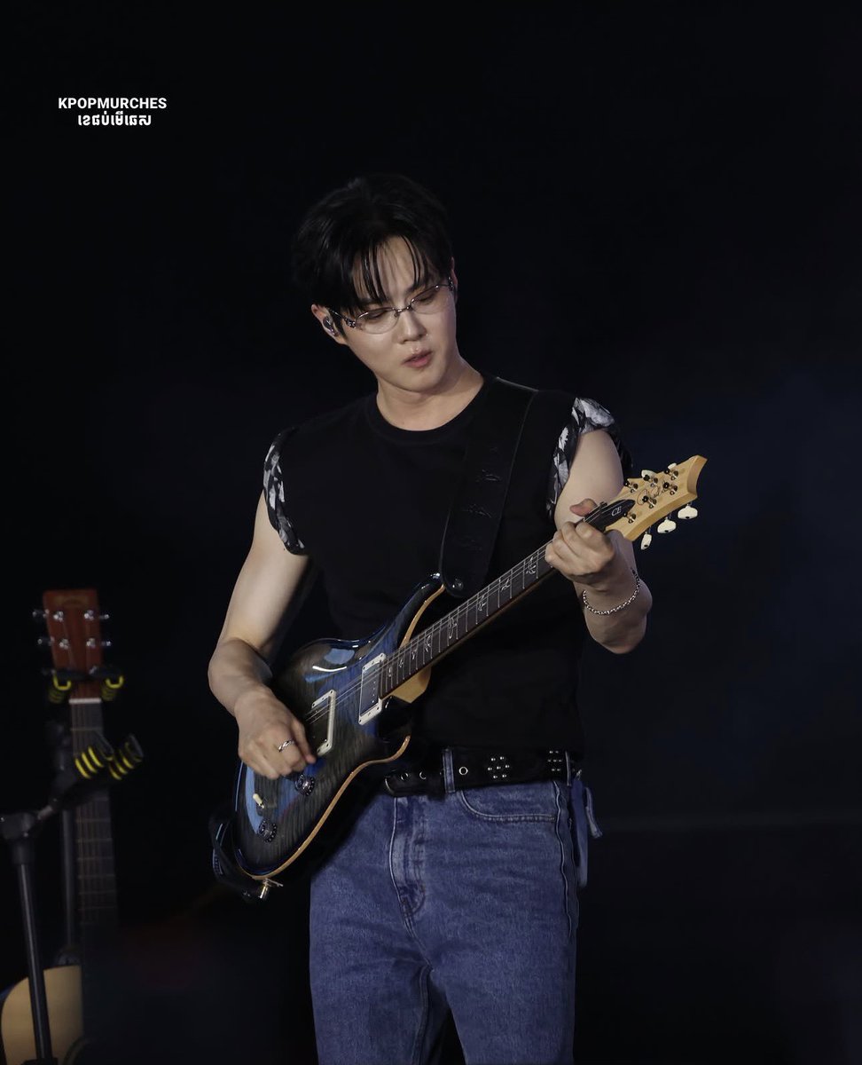 SUHOpixel's tweet photo. OUR PRETTIEST ROCKSTAR 🎸🤘

#수호 #SUHO @weareoneEXO https://t.co/I0FveMlfI1