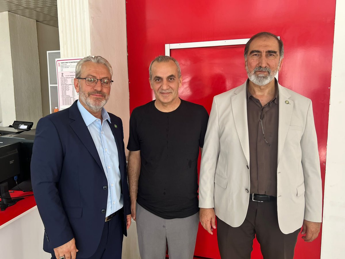 HudaParizmir's tweet photo. Genel Sekreterimiz Sayın M. Hüseyin Yılmaz, beraberindeki heyetle birlikte Buca'da esnaflarımızı ziyaret ederek talep ve sorunlarını dinledi, istişarelerde bulundu. Misafirperverlikleri için esnaflarımıza teşekkür ediyor, hayırlı ve bereketli kazançlar diliyoruz. https://t.co/pF15MFS3QH