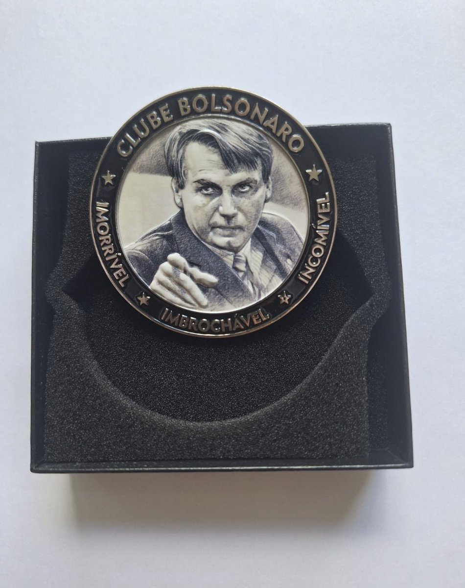 drpaulofaria22's tweet photo. Sou uma pessoa honrada em ter recebido esse mérito das mãos do MAIOR LÍDER que esse país já revelou: JAIR MESSIAS BOLSONARO!!! @jairbolsonaro 

IMORRÍVEL, IMBROCHÁVEL, e INCOMÍVEL! https://t.co/XOZy20svOI