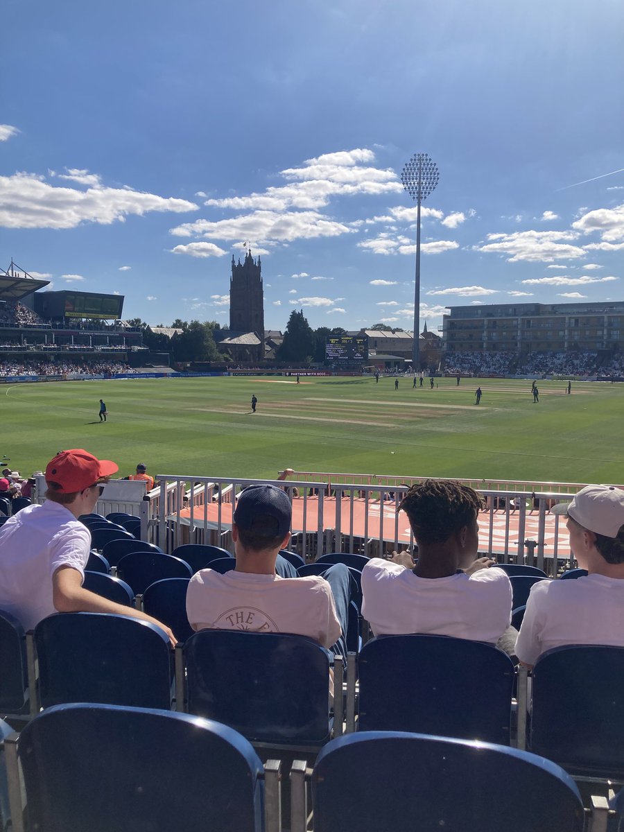 Rob3feathers's tweet photo. Was having an alright time, until I've gone pub and see they're streaming the game. 4.60 a thatchers? Do I stay here https://t.co/oFZlOJT0p2