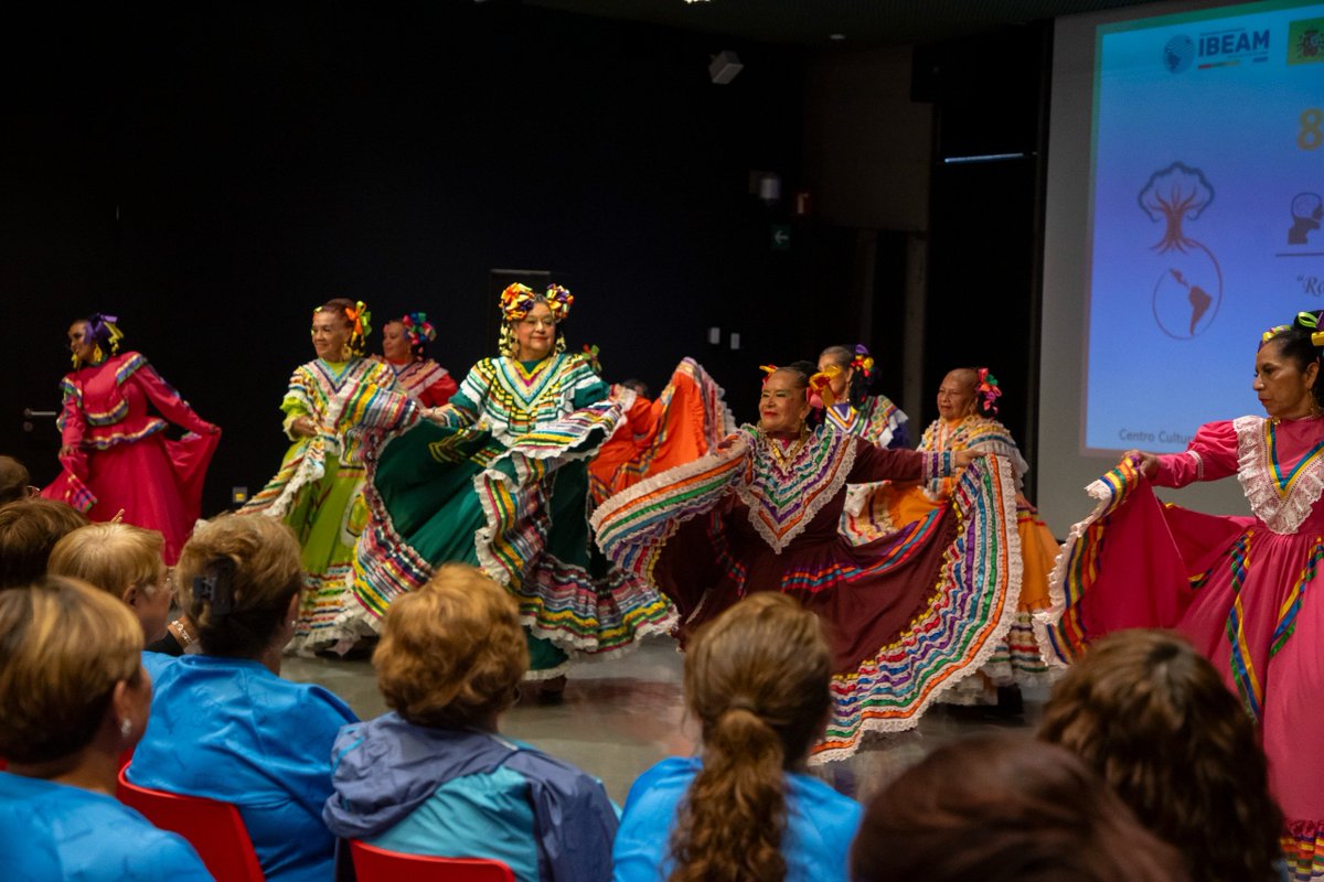 ccemx's tweet photo. 🎉 Así se vivió el 8.º Encuentro Cultural y Deportivo de Personas Mayores "Rompiendo Mitos".

El CCEMx se llenó de energía, sonrisas y entusiasmo durante una jornada en la que las personas mayores fueron las protagonistas. A través de actividades culturales y deportivas, las y los asistentes compartieron experiencias, fortalecieron vínculos y demostraron que la participación, el aprendizaje y el disfrute no tienen edad. 💃🏽🕺