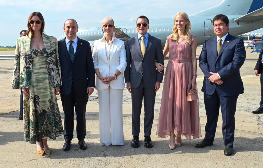 RenataSokolov's tweet photo. No crean que es algo menor volver a ver gente bien vestida… 
La burraloca loca y el mamarracho nos dañaron hasta la estética https://t.co/QdUF99DDfi