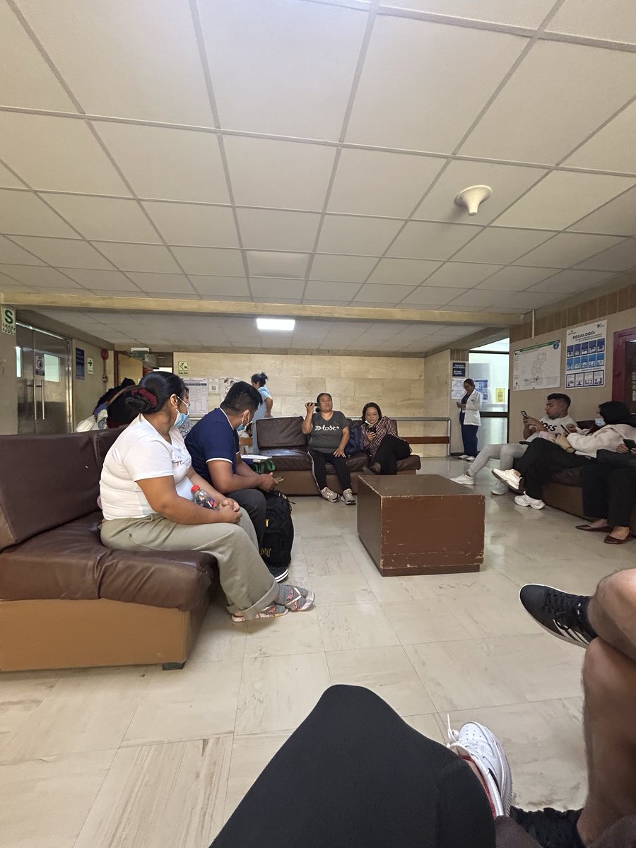 alvarez_tati's tweet photo. Sala de espera… lugar de dolor, angustia, miedo, desesperación, incertidumbre y donde también afloran los sentimientos de amor más sinceros. https://t.co/CLOyUcr9CR