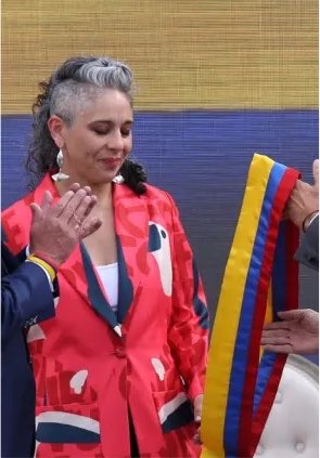 JCFloriant's tweet photo. Hace 4 años tuvimos que soportar a la hija de un narcoterrorista del M19 poner la banda presidencial…

Hoy la izquierda tiene que ver como un vendedor de panela, cancelado por un adoctrinador de Fecode le pone la banda a ADLE.

JAJAJAJA… La cara del infeliz ese de Fecode

POÉTICO!