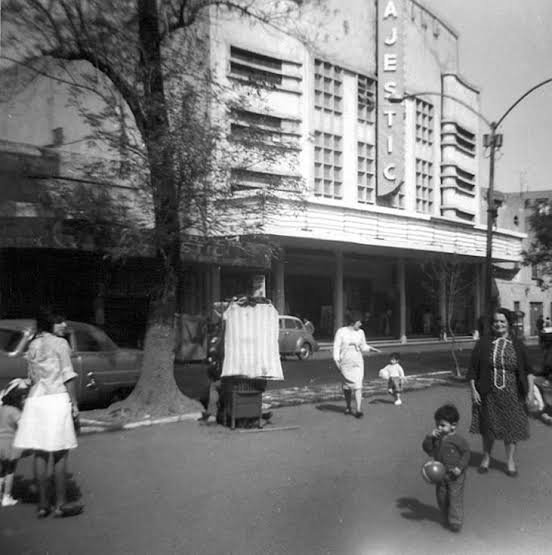 cronicabanqueta's tweet photo. ANTIGUOS CINES EN LA CDMX
CINE MAJESTIC
El antiguo cine Majestic abrió a finales de los años veinte en la Ciudad de México.

Se ubicaba en la calle de Manuel Carpio, frente al lado norte de la Alameda de Santa María la Ribera. 

Ofrecía funciones de matiné con permanencia voluntaria y era un punto de reunión muy querido por las familias del rumbo.

Tras unas cinco décadas de servicio, cerró sus puertas a finales de los años setenta o principios de los ochenta para ser demolido.

En ese mismo terreno de la esquina se construyó un espacio comercial y complejo habitacional.
#CronicasDeBanqueta
#arturotrejo