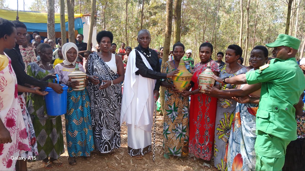sector_murama's tweet photo. Uyu munsi @muramasector hizihijwe Umuganura ku nsanganyamatsiko:Umuganuro isooko y'ubumwe n'ishingiro ryo kwigira.Imbyino,Ikiganiro,Kuremera,ubusabane  nibyo byaranze umunsi.Hasoje umupira w'amaguru:Bunyetongo vs Nyakanazi(Penaliti 5-3)@KayonzaDistrict https://t.co/eDFOZlKs0k