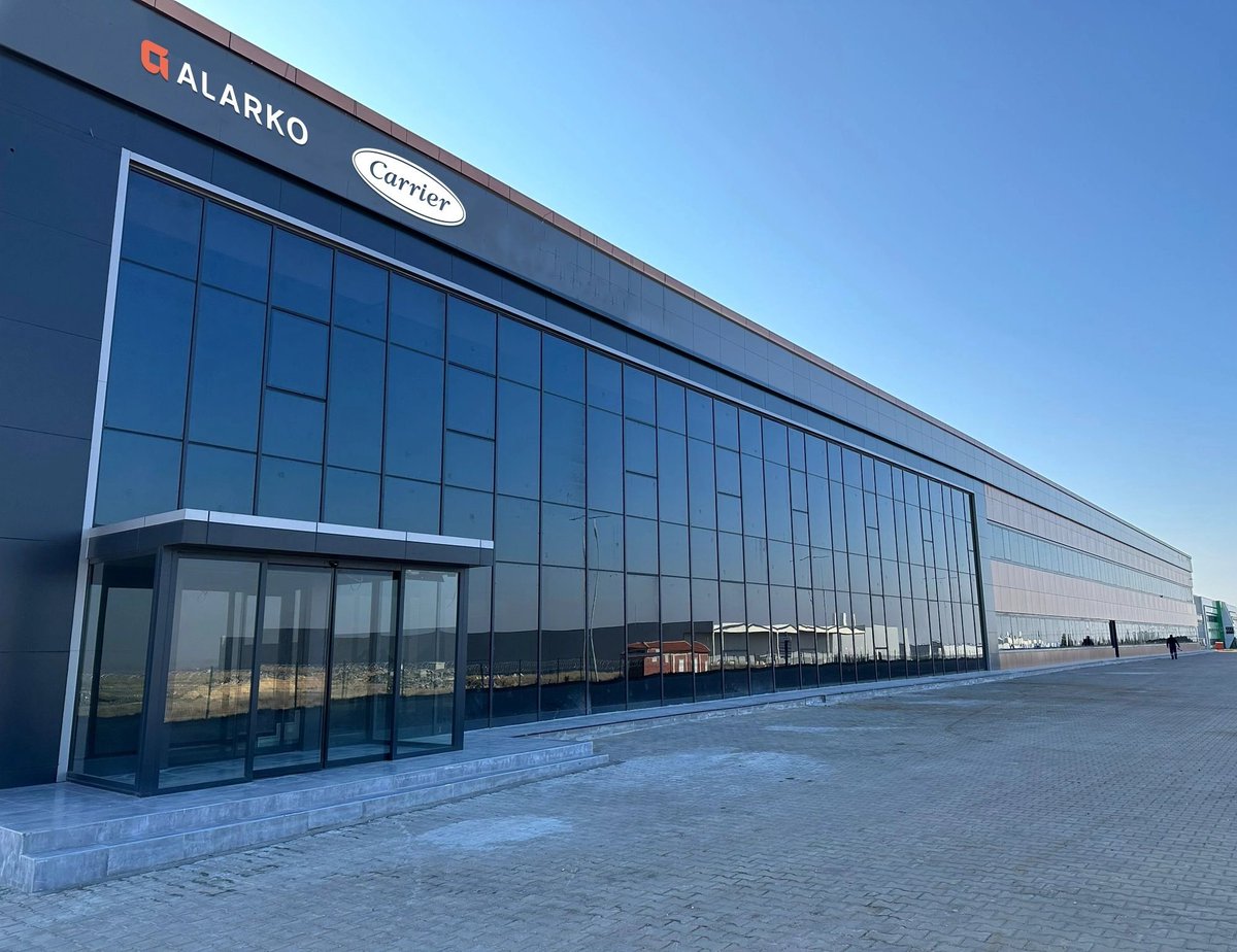 PiyasaTturkiye's tweet photo. 🔴 ABD merkezli Carrier, Türkiye'de üretimden çekildi.

📍Amerikan Carrier, Alarko Carrier'deki %42,03 hissesini diğer ortak Alarko Holding'e devrederek Türkiye'den çekildi.

📍Böylece Carrier markalı ürünlerin Türkiye'de üretimi sona ermiş oldu.

📍Ayrıca Alarko Carrier'ın Toshiba markasına ilişkin faaliyetleri ve distribütörlüğü de sona erdi.

📍Carrier ve Toshiba markalı ürünlerin satış ve servis faaliyetleri, Carrier'ın Türkiye iştiraki Viessmann tarafından yürütülecek.

✍️ Viessmann ise Manisa'daki üretim tesisini Temmuz 2026'da kapatmıştı.

#ALARK #ALCAR