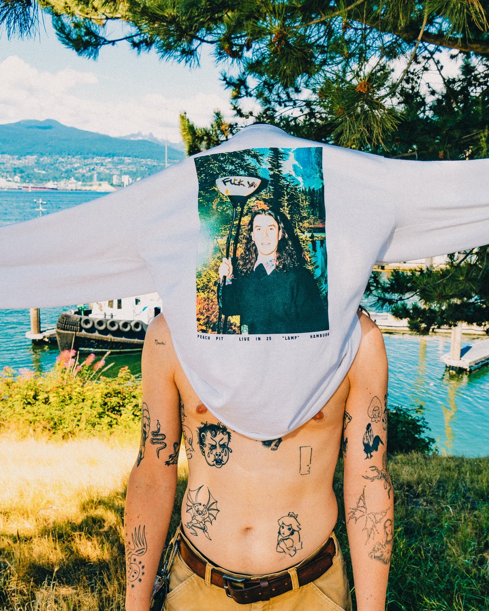 peachpitmusic's tweet photo. Live in 25 vinyl ships today (including the “BUS NACHOS” photobook by @‌lesterllh), and we have a few new things up on our web store: a Live in 25 hoodie, two tees and a double-sided (signed) limited edition Live in 25 poster 💫

https://t.co/9CEGZJ49mI https://t.co/TZQvcP8fBl