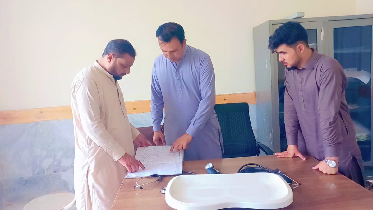 dc_mohmand's tweet photo. ڈپٹی کمشنر مہمند کیپٹن (ر) بلال شاہد راؤ کی ہدایات پر ایڈیشنل اسسٹنٹ کمشنر بائزئی نے آر ایچ سی تحصیل خویزئی کا دورہ کیا۔ عملے کی حاضری، ادویات کی دستیابی اور لیبارٹری کا معائنہ کیا گیا؛ تمام اراکین حاضر، ادویات دستیاب اور لیبارٹری فعال پائی گئی۔ https://t.co/fKTWLkc1m7