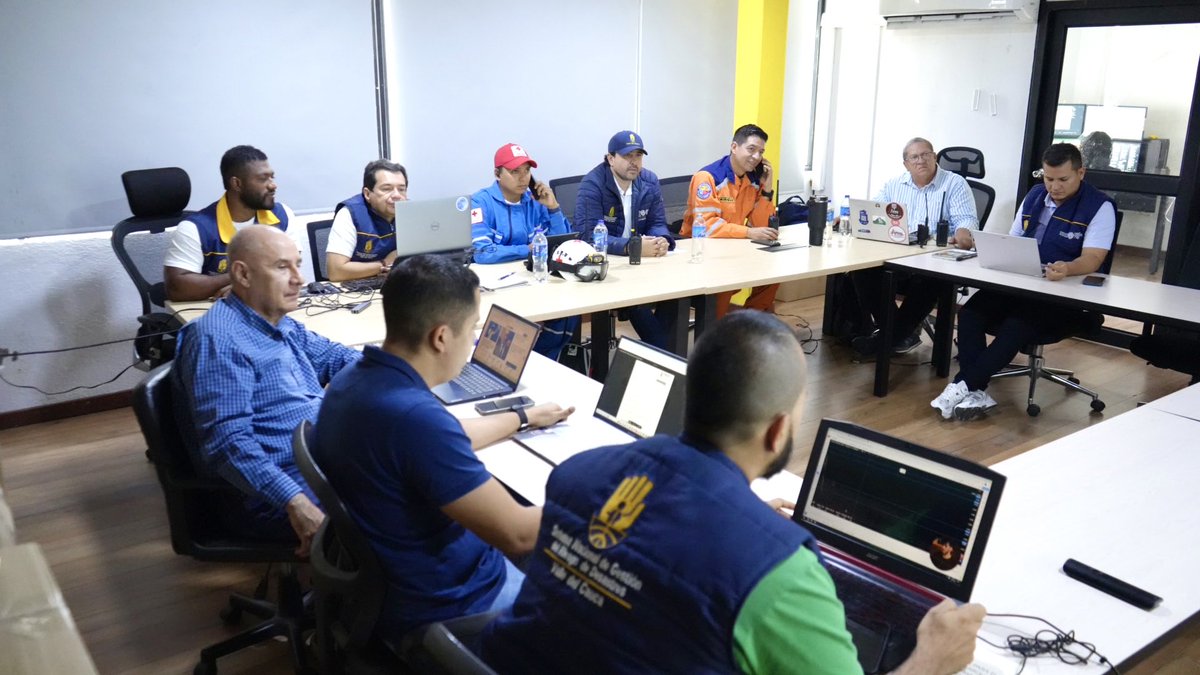 GestionRiesgoVa's tweet photo. Desde las 10:30 Am el secretario @pachotenorio instaló el PMU Departamental en la sala de Crisis de Gestión del Riesgo en articulación con la @DCCValle y la @Cruzrojavalle ✋
Esperamos que la jornada de la posesión Presidencial se desarrolle con normalidad. https://t.co/6Fm5Q06Gw6