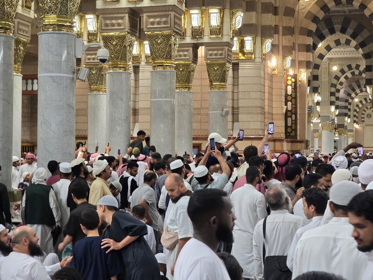 theholymosques's tweet photo. Now: Sheikh Yasir Al Dawsari delivering a dars at Masjid Al Nabawi, Madinah. https://t.co/taUzdvySbb