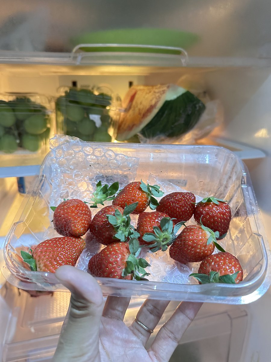 intanps21's tweet photo. tbtb siang bm strawberry bngt, loh tadi pulang2 buka kulkas ada strawberry!!! WKWKWK https://t.co/jQhJniZdUs