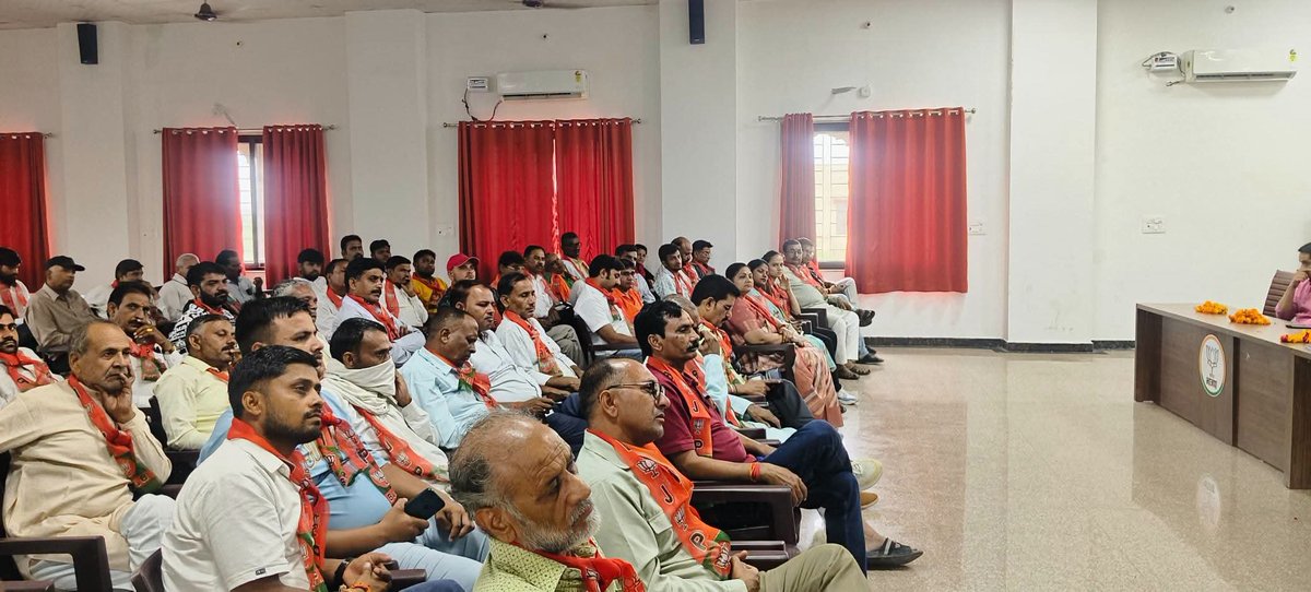KspBaseri's tweet photo. भारतीय जनता पार्टी के हर घर तिरंगा अभियान की जिला कार्यशाला का आयोजन आज जिला कार्यालय धौलपुर में किया गया जिसकी अध्यक्षता जिला अध्यक्ष Rajveer Rajawat जी ने की, इसमें पार्टी पदाधिकारियो के साथ भाग लिया।
@BhajanlalBjp @madanrrathore   @BJP4Rajasthan  @ajaeybjp  @BJP4Dholpur https://t.co/BfAn1g8Ca2