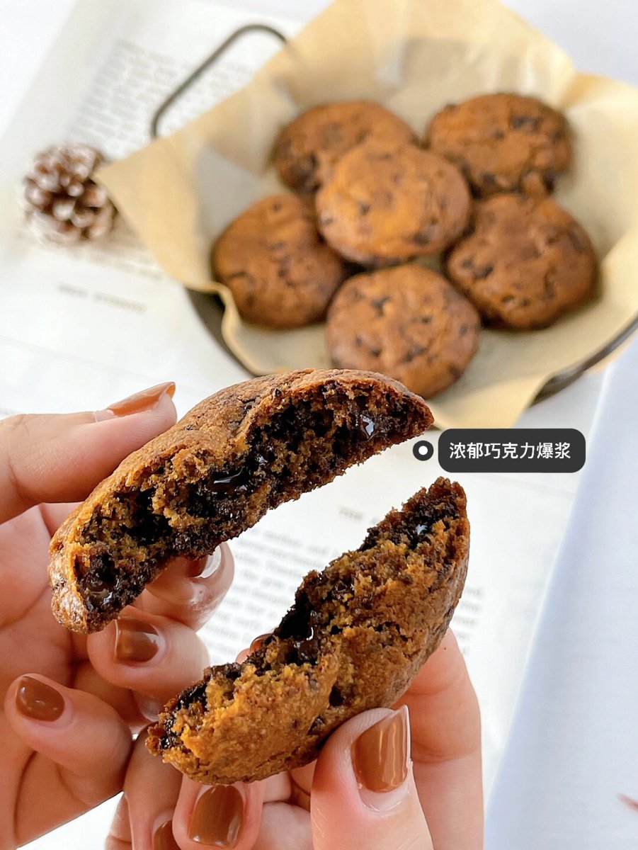 AneeFretz's tweet photo. Just finished baking chocolate chip cookies with my 7-year-old and we ate them straight from the warm tray while watching old cartoons—best part of my week! ， https://t.co/OMTiT7bZ0y