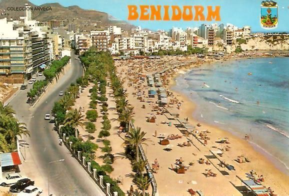 genteEGB's tweet photo. ...Y como no había "estados" de WhatsApp, desde la playa siempre había que enviar una postal a la familia diciendo que todo era muy bonito y nos lo estábamos pasando muy bien 🥹.

El mensaje escrito no estaba "cifrado de extremo a extremo" 😜

Ah, y a veces llegaba después de volver de vacaciones.

Seguro que tú también mandaste más de una postal de estas.