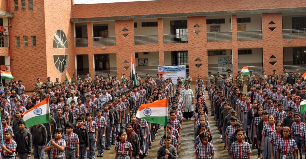 co242bncrpf's tweet photo. स्वतंत्रता दिवस समारोह 2026 के उपलक्ष्य में आज दिनांक 07.08.2026 को 242 बटालियन, सीआरपीएफ द्वारा पीएम श्री केंद्रीय विद्यालय, परिसर के विद्यार्थियों के साथ सभी अधिकारियों एवं जवानों ने मिलकर 'वंदे मातरम्' सामूहिक गायन कार्यक्रम का आयोजन किया गया। @WSCRPF2016 @crpfkks @crpfindia https://t.co/z4pSzIJNbM