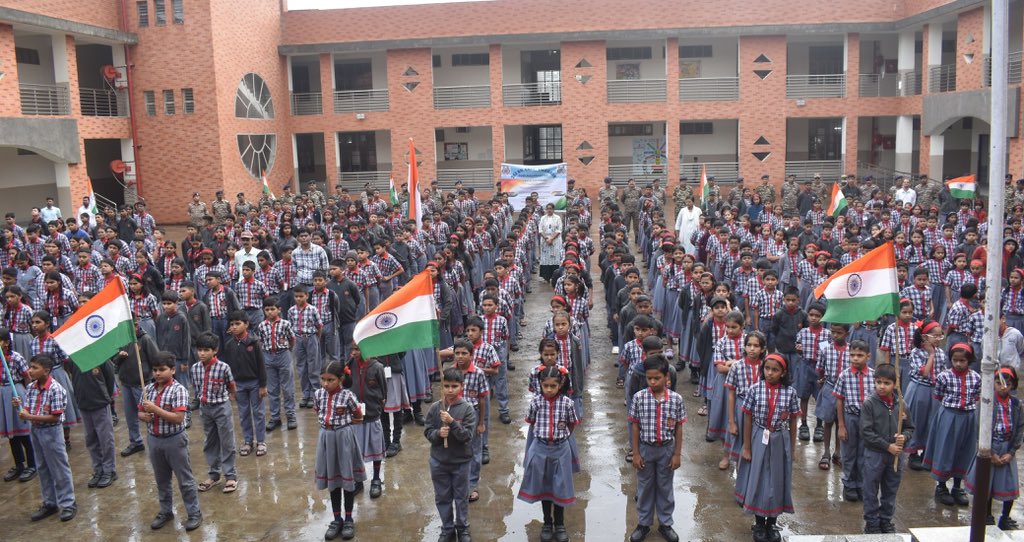 co242bncrpf's tweet photo. स्वतंत्रता दिवस समारोह 2026 के उपलक्ष्य में आज दिनांक 07.08.2026 को 242 बटालियन, सीआरपीएफ द्वारा पीएम श्री केंद्रीय विद्यालय, परिसर के विद्यार्थियों के साथ सभी अधिकारियों एवं जवानों ने मिलकर 'वंदे मातरम्' सामूहिक गायन कार्यक्रम का आयोजन किया गया। @WSCRPF2016 @crpfkks @crpfindia https://t.co/z4pSzIJNbM