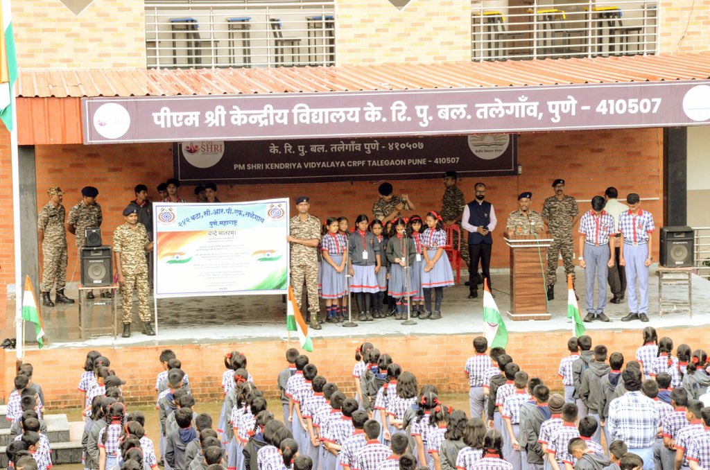 co242bncrpf's tweet photo. स्वतंत्रता दिवस समारोह 2026 के उपलक्ष्य में आज दिनांक 07.08.2026 को 242 बटालियन, सीआरपीएफ द्वारा पीएम श्री केंद्रीय विद्यालय, परिसर के विद्यार्थियों के साथ सभी अधिकारियों एवं जवानों ने मिलकर 'वंदे मातरम्' सामूहिक गायन कार्यक्रम का आयोजन किया गया। @WSCRPF2016 @crpfkks @crpfindia https://t.co/z4pSzIJNbM