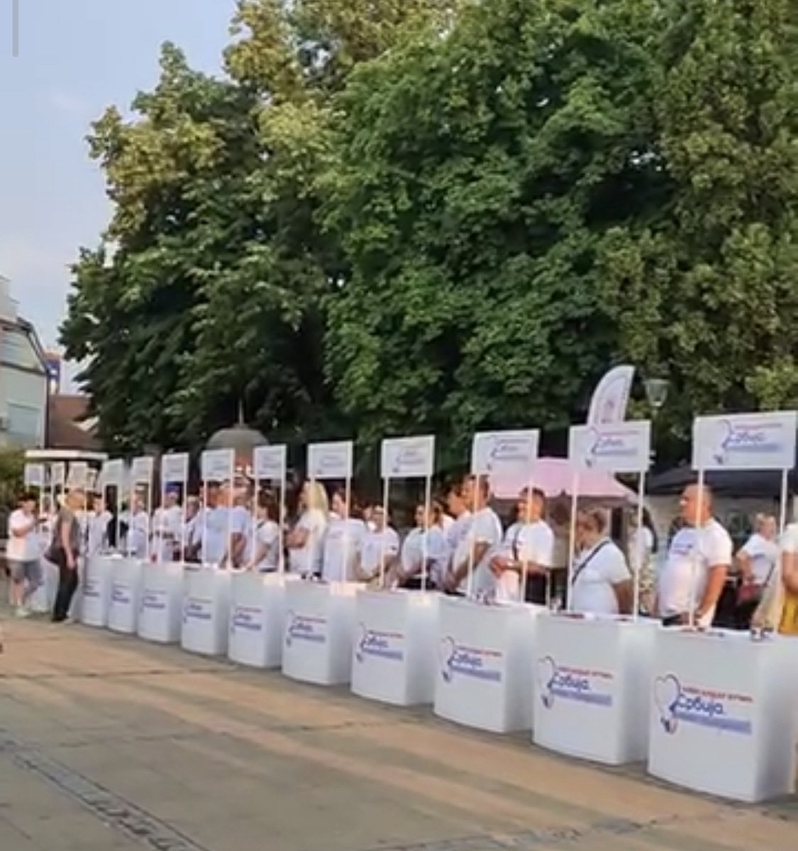 izglave's tweet photo. Za danas u 19.00 na Đačkom trgu bila je zakazana tribina o zdravstvu.

Ali, eto, pojaviše se predstavnici SNS sa štandovima valjda da popričaju sa građanima.

Tribina se održava 50 metara dalje kod Teatra 

#izglave30 https://t.co/Yr1OJXNC4o