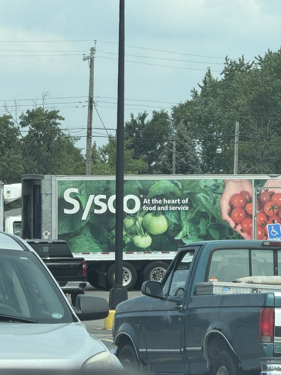 sideofwance's tweet photo. I spy trash https://t.co/DN9sVHq1QF