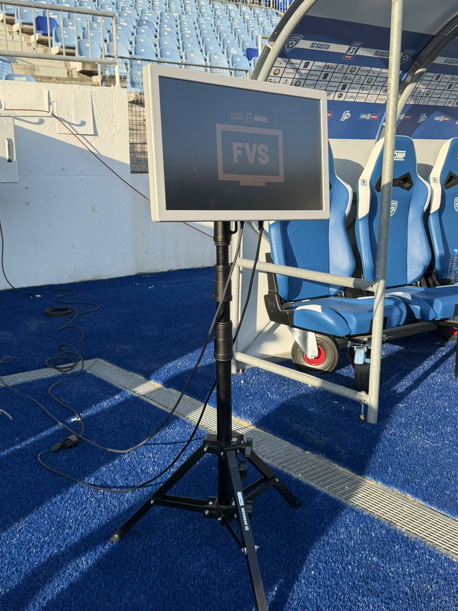 el_marco2b's tweet photo. La VAR  fait son apparition en Ligue trois, voici l’écran que pourra consulter l’arbitre en cas de demande de challenge par un entraîneur. 
Cet écran sera également consulté après chaque but par le quatrième arbitre. https://t.co/aqI7B5uK2U