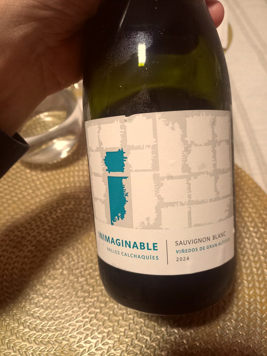 _gastonrivero's tweet photo. Excelente vino! No es el clásico SB tiene una vueltita de rosca. Un poquito menos expresivo en nariz pero en boca es todo lo que esta bien. Salú 🍷 https://t.co/4EE1ceXK3c